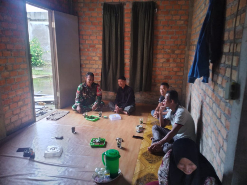 Tingkatkan Kepedulian Babinsa Koptu Setiawan Harianto Kepada Warga Melalui Komsos