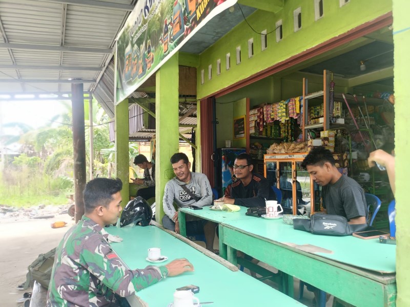 Babinsa Koramil 07/Reteh Pratu Arjun Tingkatkan Hubungan Baik Melalui Komsos