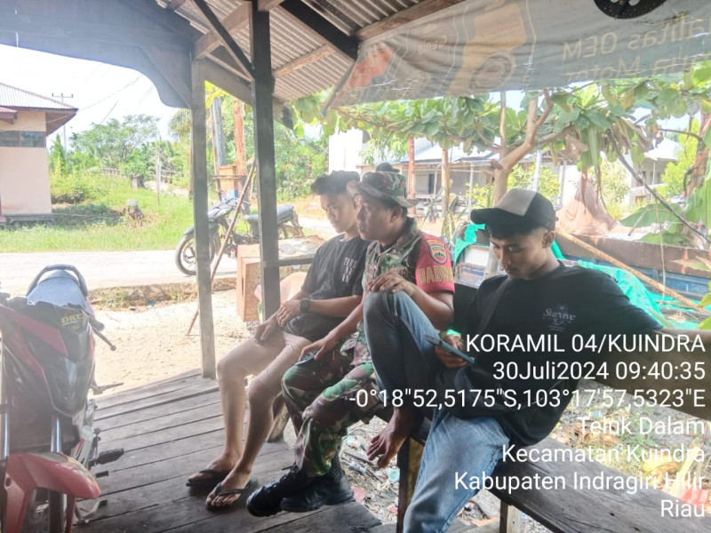 Dengan Komsos, Babinsa Koramil 04/Kuindra Jalin Tali Silaturahmi dan Persaudaraan di Desa Binaan