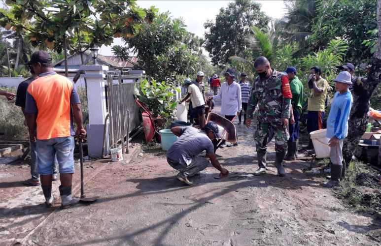 Babinsa Koramil 04/Kuindra Membantu Masyarakat Dalam Pelaksanaan Goro Seminisasi Jalan