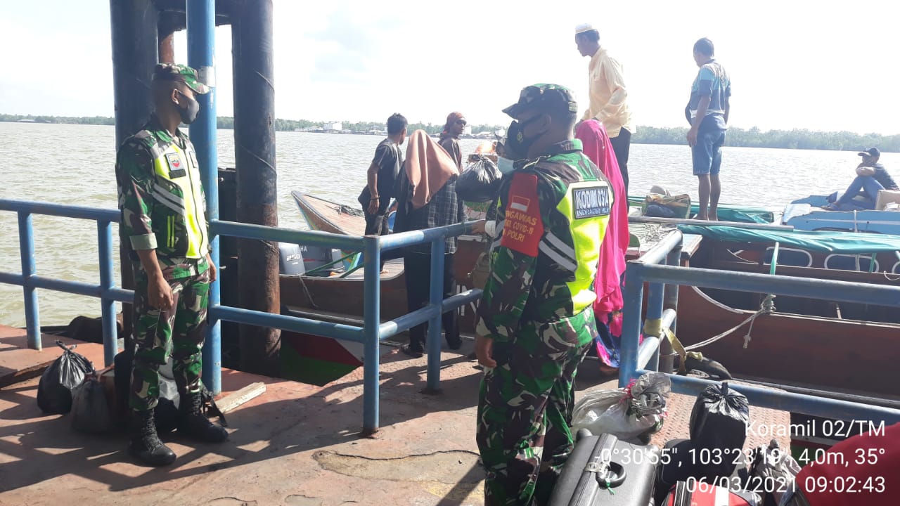 Tanpa Henti Personil Koramil 02/Tanah Merah Terus Lakukan Penegakan Protkes di Tempat Ini...
