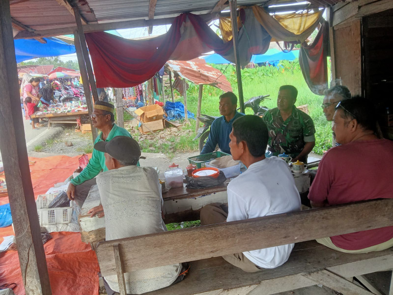 Babinsa Koramil 09/Kemuning Jalin Erat Silaturahmi Antar Sesama Warga