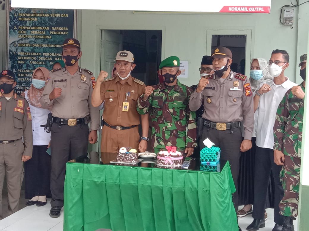 HUT TNI ke -76, Koramil 03/Tempuling Dapat Kejutan Dari Polsek Tempuling dan Camat Tempuling