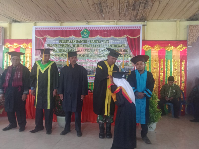 Dalam Rangka Pelepasan Santri dan Santriwati, Danramil 09/Kemuning Hadiri Acara Wisuda/Wisudawati