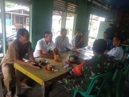 Babinsa 05/Gas Koptu Hudrizan Roni Komunikasi Sosial Bersama Dengan warga