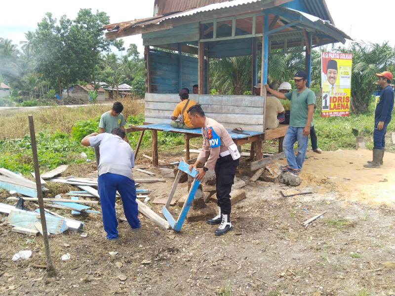 Personil Polsek Kempas bantu Warga Bangun Pos Ronda, Ciptakan Pemilu Damai 2024