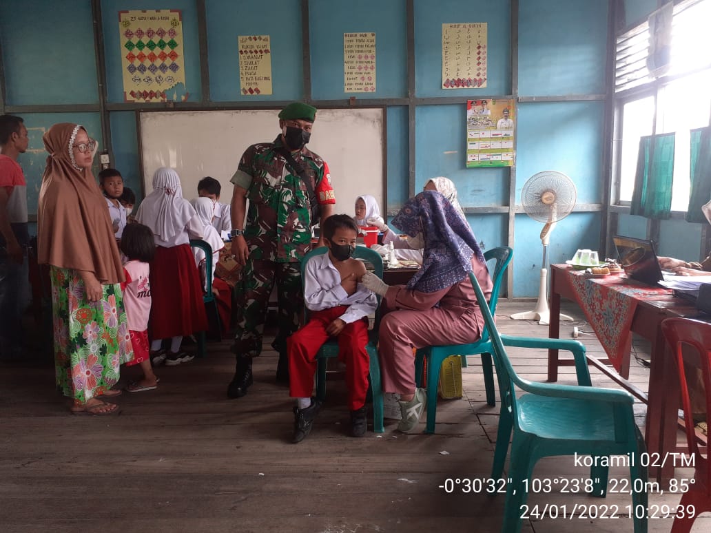 Babinsa Koramil 02/Tanah Merah Dampingi Vaksinasi Usia 6-11 Tahun di Desa Tanah Merah