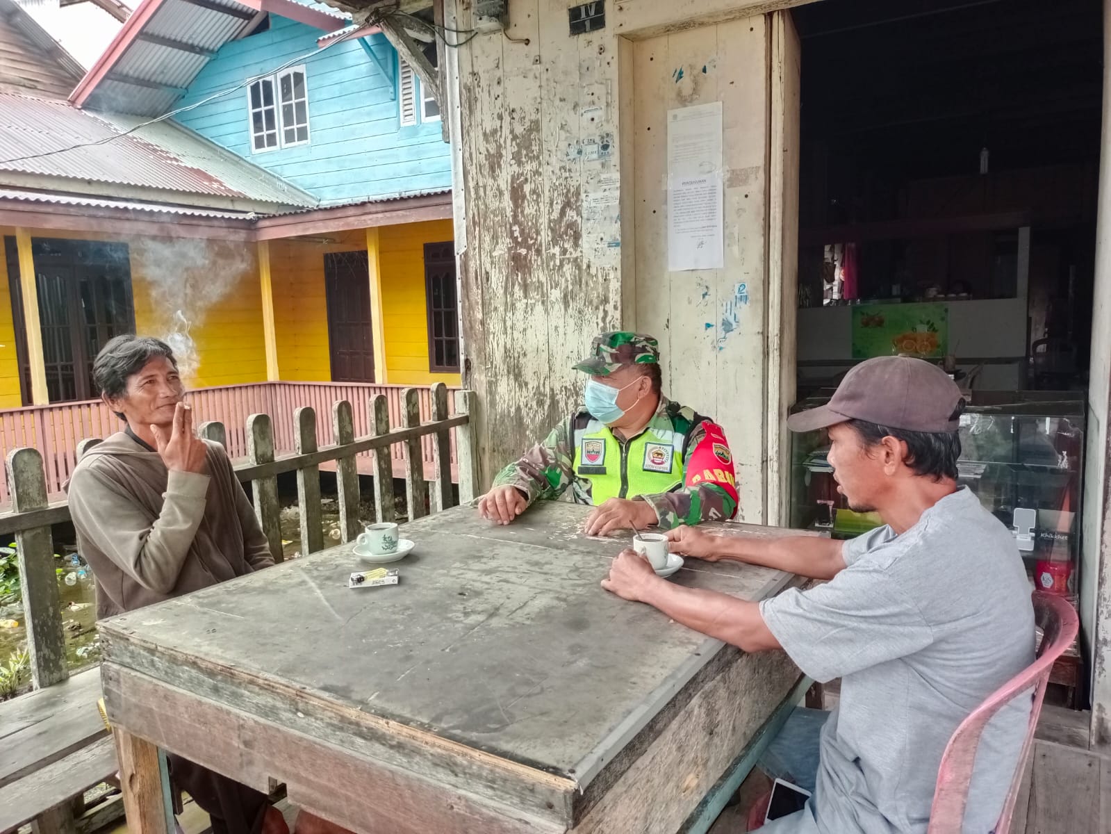 Pererat Silahturrahmi, Babinsa Desa Perigi Raja Laksanakan Komsos dengan Tokoh Pemuda
