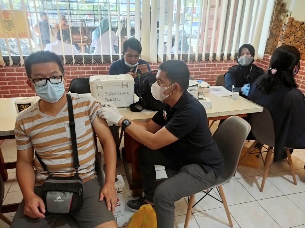 Percepatan Vaksinasi, Polda Riau dan Abege Pool Cafe Gelar Vaksinasi Massal