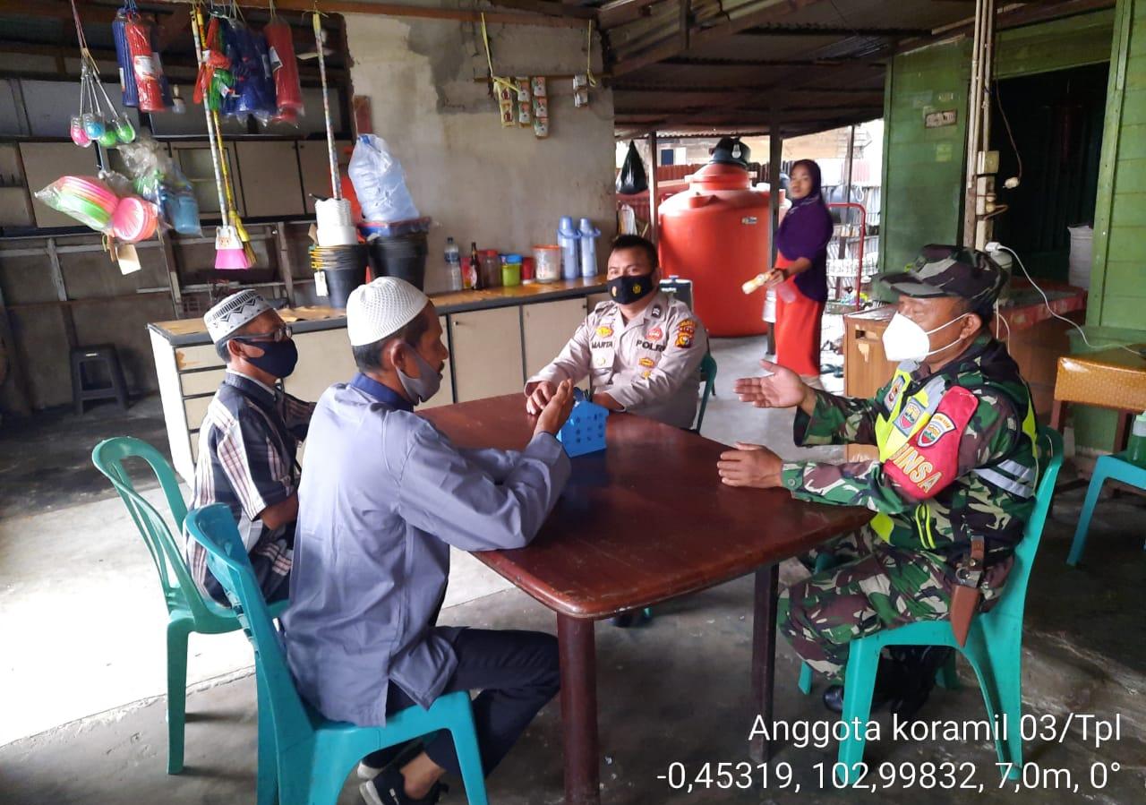 Babinsa 03/Tempuling Bersama Bhabinkamtibmas Rutin Laksanakan Komsos dengan Tokoh Masyarakat 