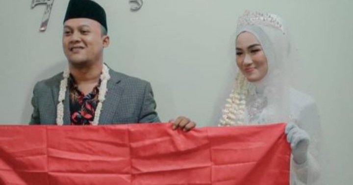 Sempena HUT RI, Pengantin Pria Ini Berikan Mas Kawin Bendera Merah Putih Sempena HUT RI, Pengantin Pria Ini Berikan Mas Kawin Bendera Merah Putih
