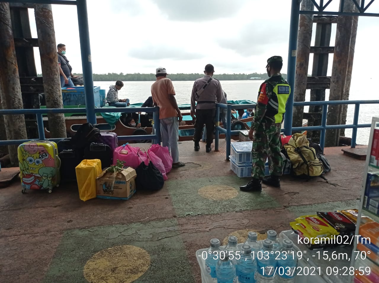 Kompak, Babinsa dan Bhabinkamtibmas Gencarkan Penegakan Protkes di Pelabuhan Kuala Enok