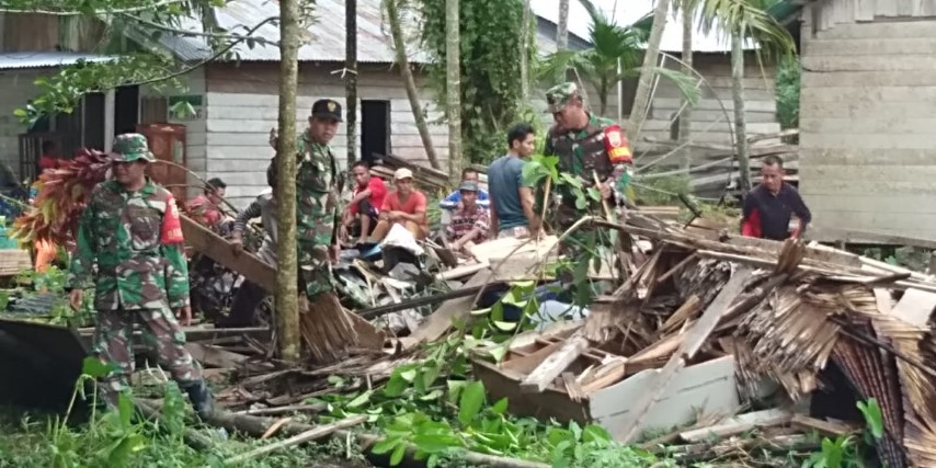 Babinsa Koramil 03/Tempuling Bantu Warga Evakuasi Barang yang Terkena Longsor di Kempas