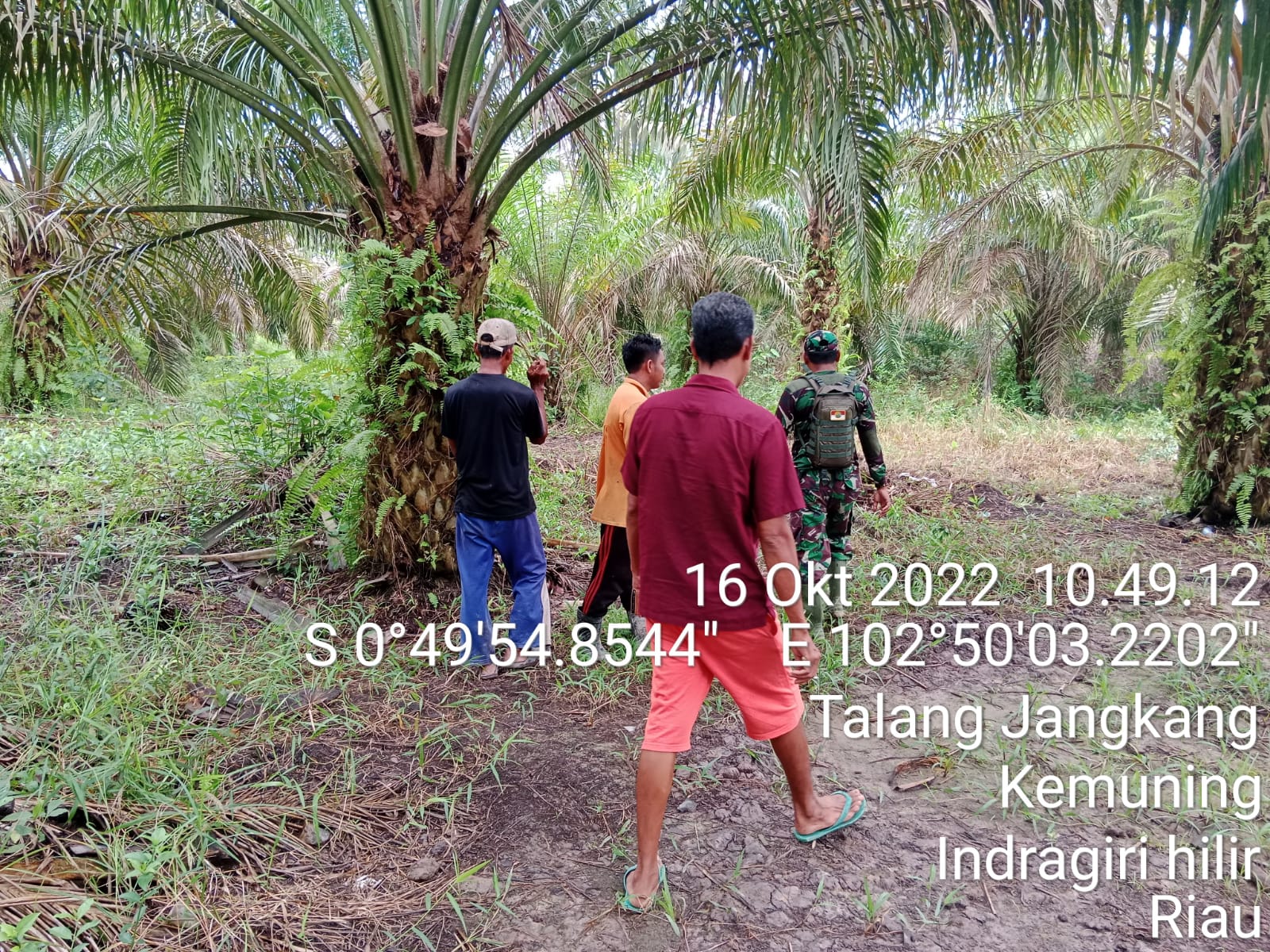 Babinsa Koramil 09/Kemuning Patroli Karlahut Bersama Warga