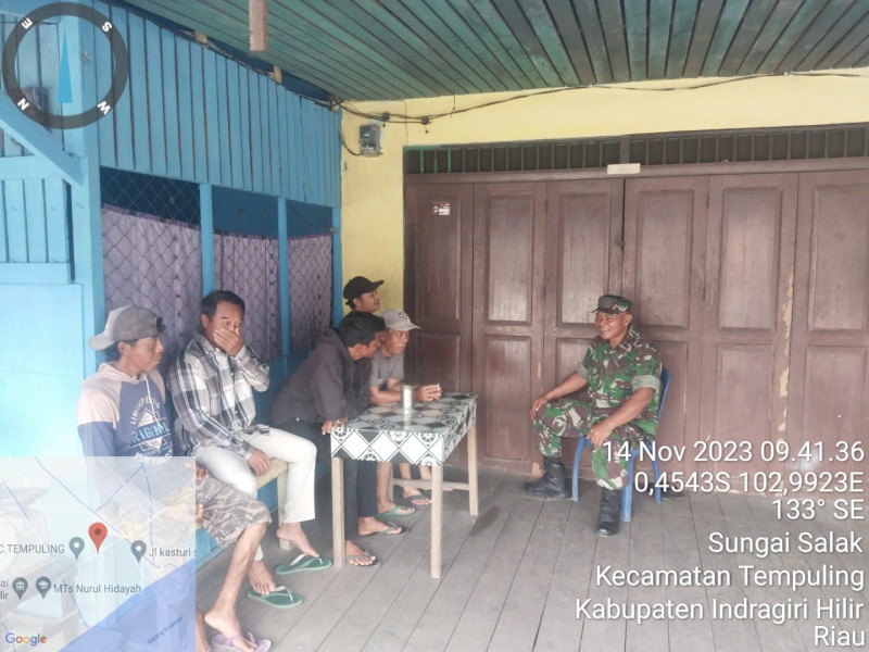 Babinsa Koramil 03/Tpl Serma Syamsul Azman Komsos Dengan Ketua Pemuda Di Desa Binaan