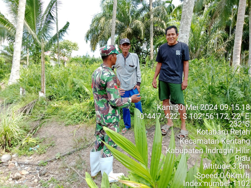 Babinsa Kopka Daswirsyah Lakukan Pencegahan Kebakaran Hutan dan Lahan di Lingkungan Masyarakat