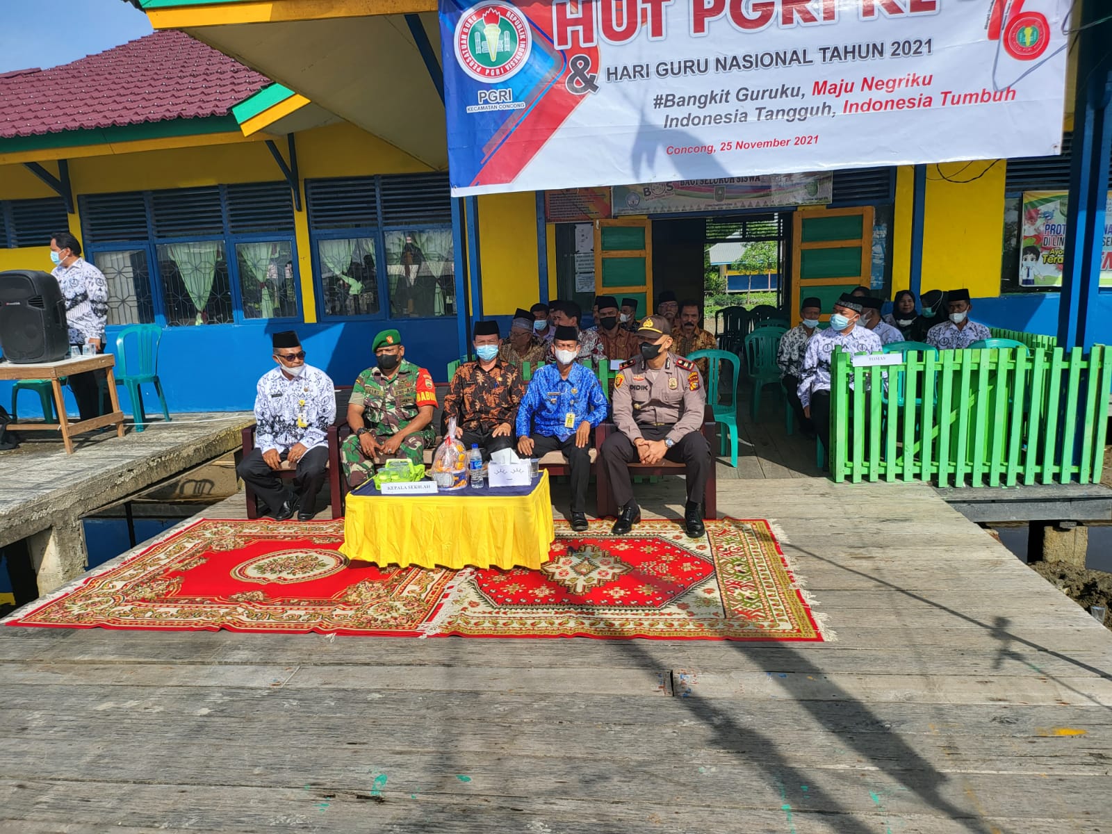 Babinsa 04/Kuindra Hadiri Upacara Hari Guru Nasional dan HUT PGRI Ke 76 Kecamatan Concong