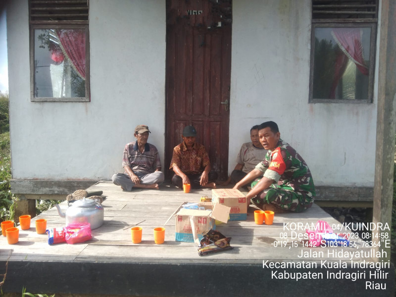 Babinsa Koramil 04/Kuindra Tanamkan Jiwa Gotong-royong dan Toleransi Antar Sesama