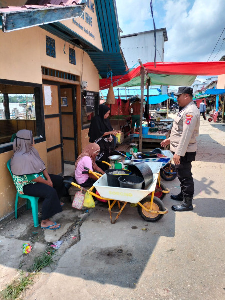 Rutin laksanakan Patroli Pasar Personil Polsek Gaung Brigadir Akmaluddin Sampaikan Pesan Kamtibmas