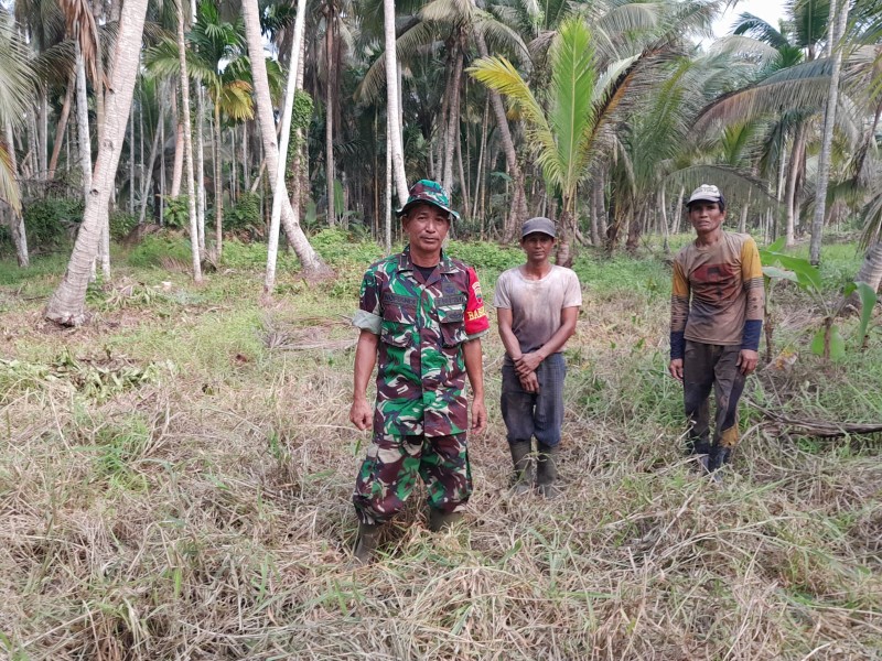 Babinsa Pelda Nofiandi Laksanakan Patroli untuk Mencegah Karhutla di Wilayah Binaan
