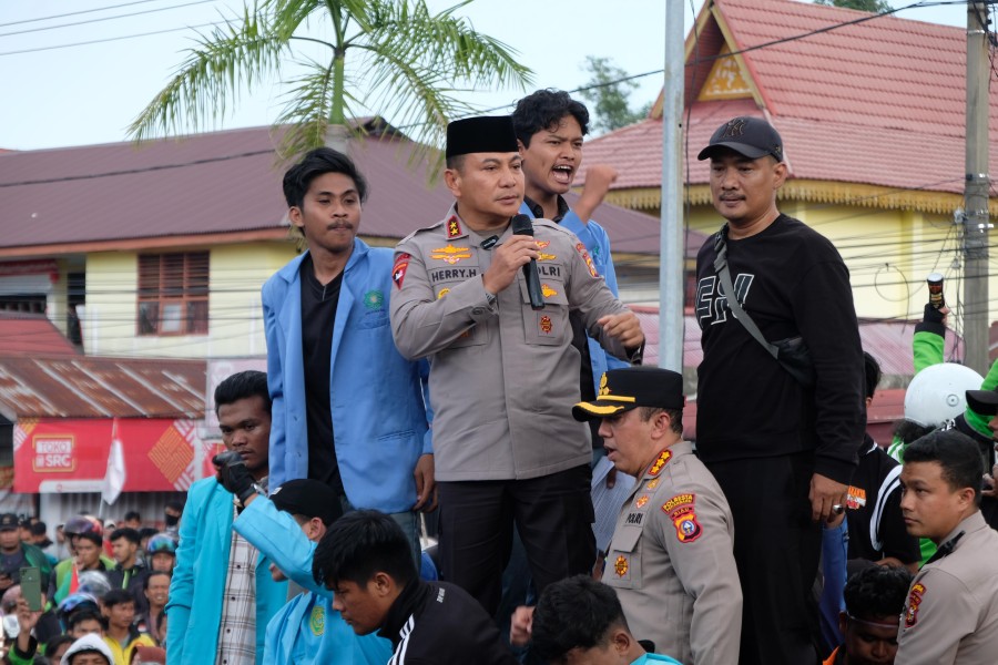 Demo Depan Mapolda Riau Berlangsung Damai, Kapolda Riau Langsung Temui Ojol dan Mahasiswa Demo Depan Mapolda Riau Berlangsung Damai, Kapolda Riau Langsung Temui Ojol dan Mahasiswa