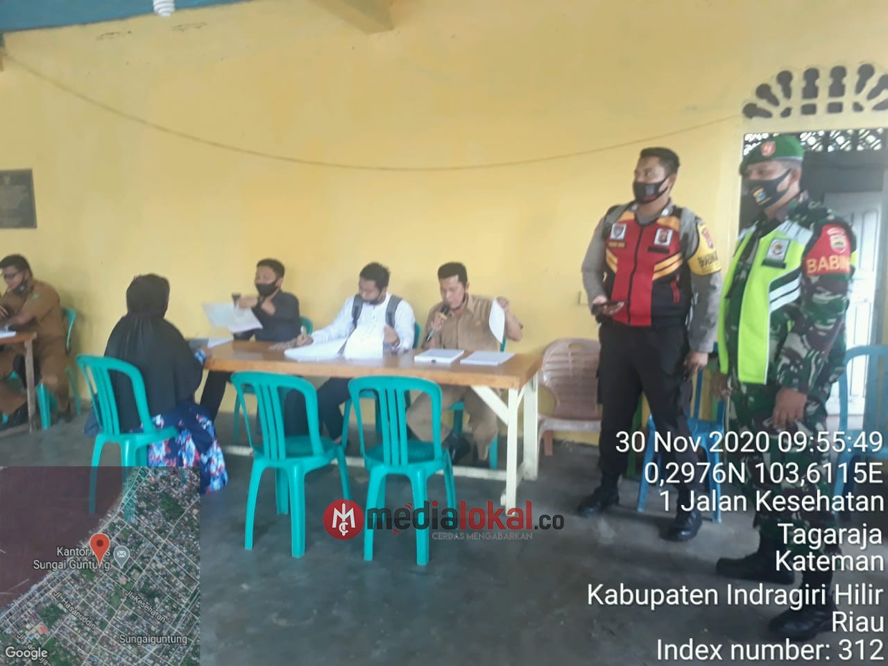 Babinsa Koramil 06/Kateman Dampingi Penyaluran BST untuk Dua Kelurahan