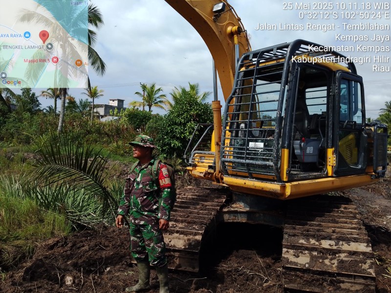 Babinsa Koramil 03/Tempuling Dukung Pembangunan Pertanian dengan Pembuatan Tanggul Mekanik