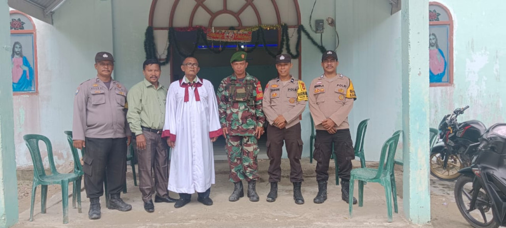 Danramil 09/Kemuning Beserta Jajarannya Lakukan Pengamanan Ibadah Natal Di Beberapa Gereja