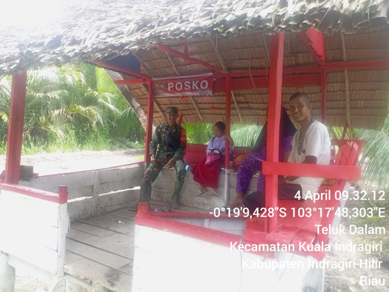 Bersama Warga, Babinsa Koramil 04/Kuindra Giat Lakukan Komsos