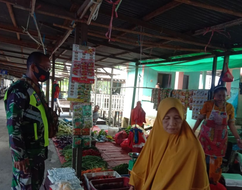Personil Koramil 04/Kuindra Perketat Penegakan Protkes di Pasar Sapat Jelang Lebaran