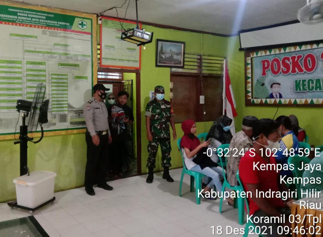 Babinsa Koramil 03/Tempuling Intensif Dampingi Vaksinasi Di Puskesmas Kempas