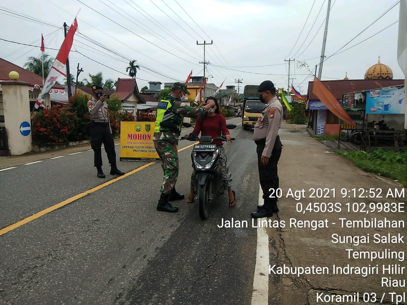 Babinsa 03/Tempuling Bersama Polsek Laksanakan Operasi Yustisi Penegakan Protkes 