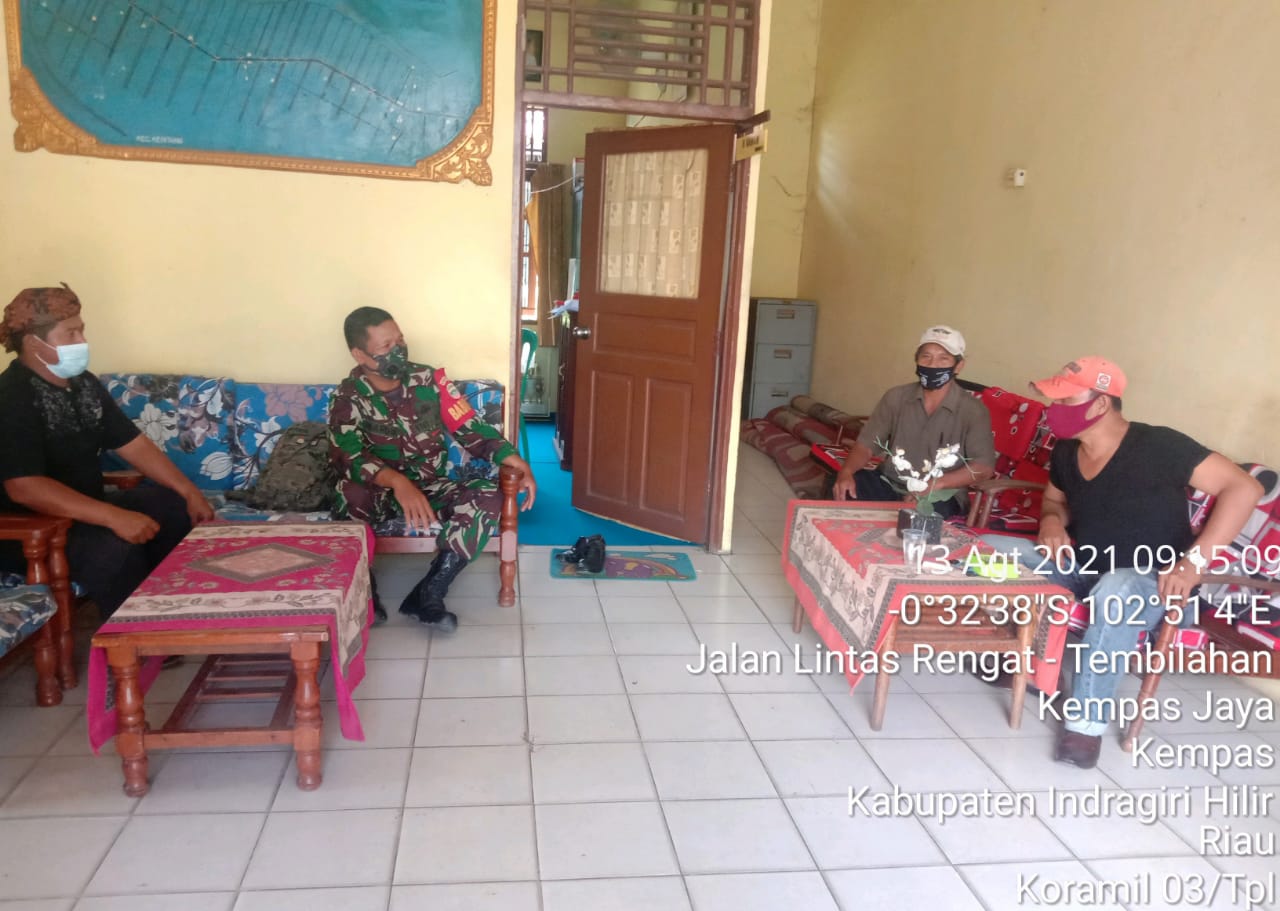 Babinsa 03/Tempuling Laksanakan Komsos dan Silaturrahmi dengan Tokoh Masyarakat di Wilyah Binaan