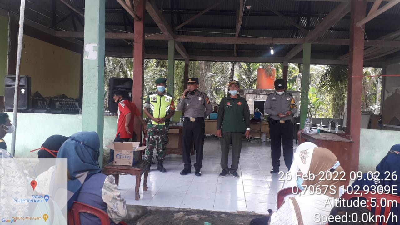 Personil Koramil 09/Kemuning Bantu Percepat Vaksinasi di Desa Nusantara Jaya