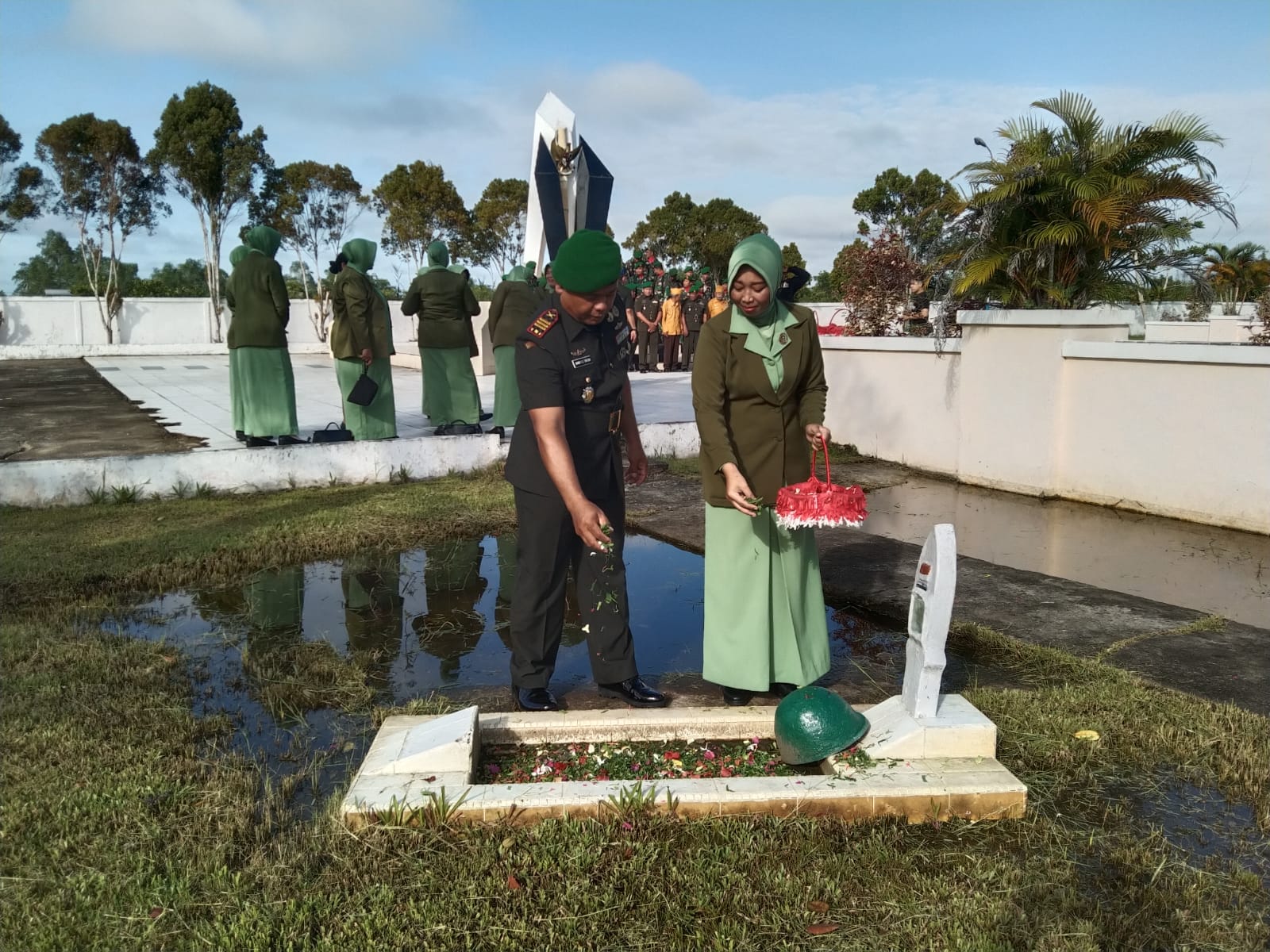 Memperingati Hari Juang TNI AD, Danramil 09/Kemuning Laksanakan Ziarah Nasional