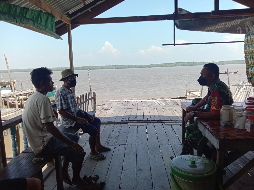 Melalui Komsos, Babinsa Koramil 04/Kuindra Tetap Jalin Silaturahmi dan Hubungan Baik