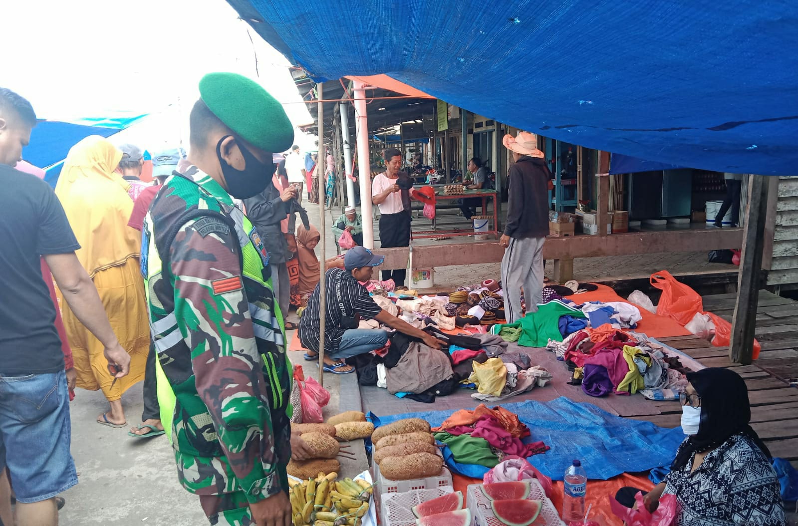 Tegakkan Protkes, Babinsa Koramil 04/Kuindra Sasar Pasar Tradisional Kelurahan Sapat