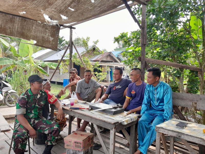 Babinsa Koramil 05/Gas Serda Ricky Giat Laksanakan Komsos Dalam Membina Komunikasi Sosial Bersama Masyarakat