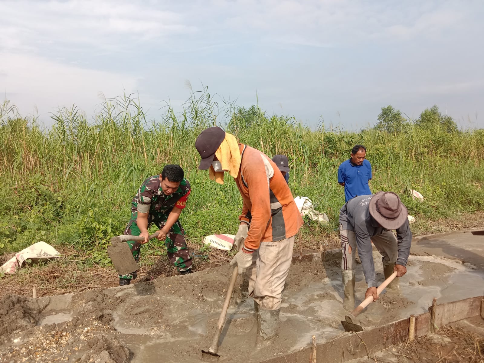 Goro Bersama Warga dan Babinsa Koramil 04/Kuindra di Wilayah