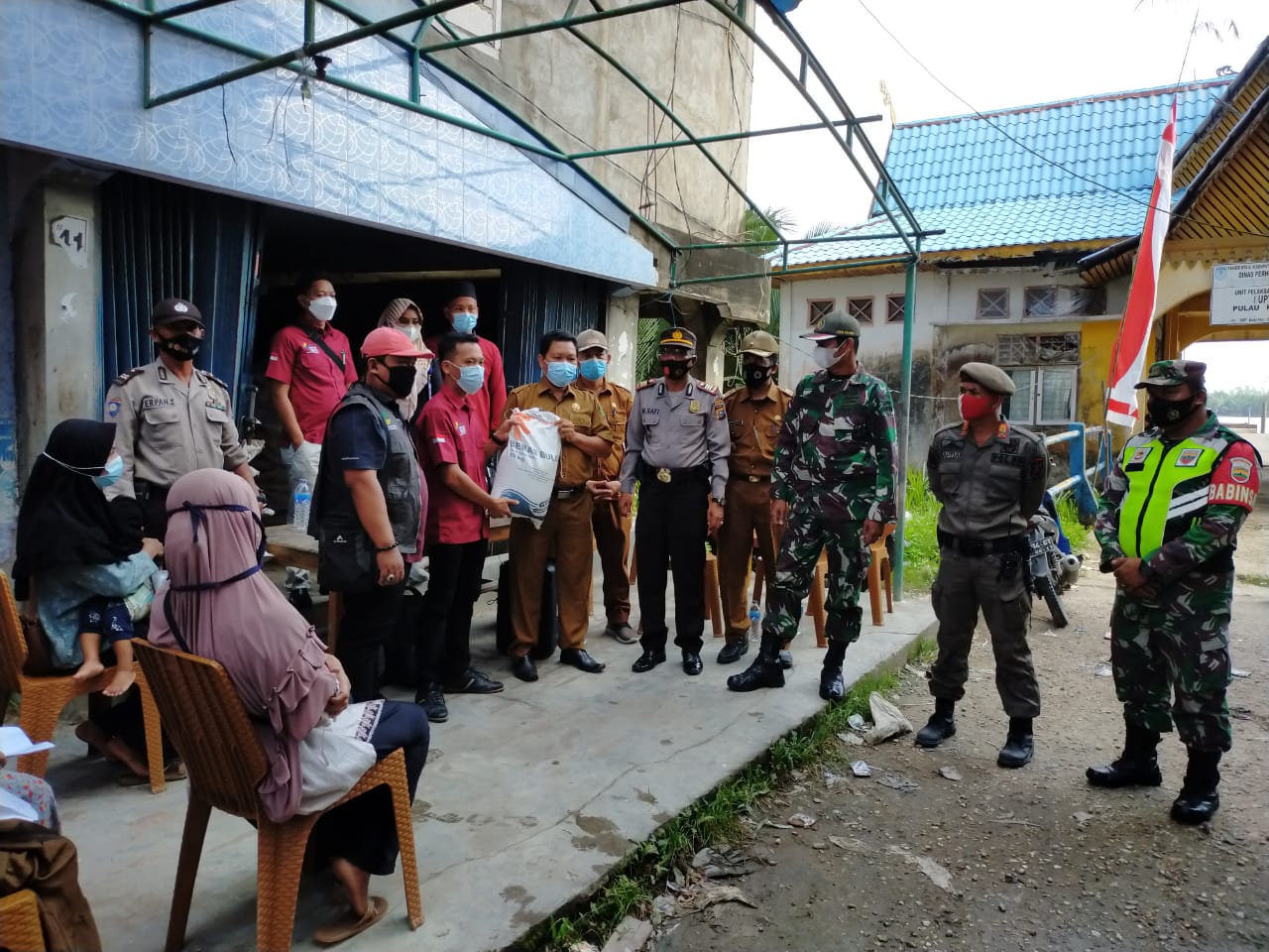 Kompak, Danramil 07/Reteh dan Polsek Reteh Turun Langsung Pantau Penyaluran Bantuan PPKM