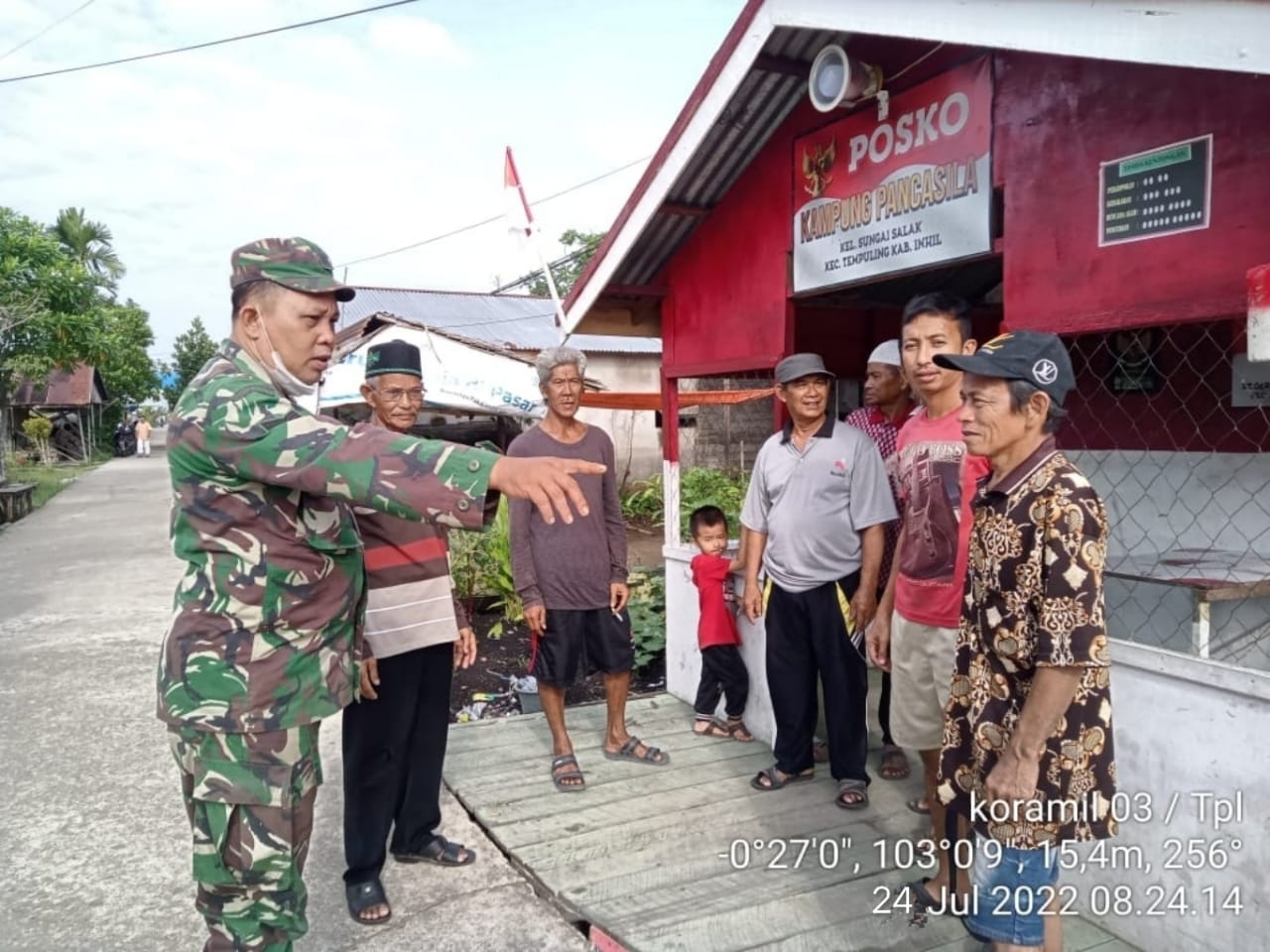 Babinsa Koramil 03/Tempuling Serka Faisal Komsos dan Ingatkan Warga Jaga Kerukunan di Kampung Pancasila
