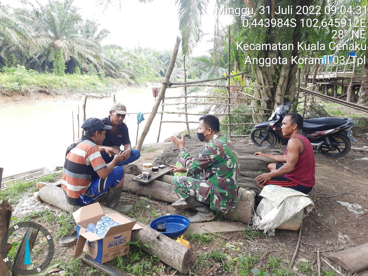 Babinsa 03/Tempuling Laksanakan Komsos Dengan Nelayan Di Wilayah Binaan