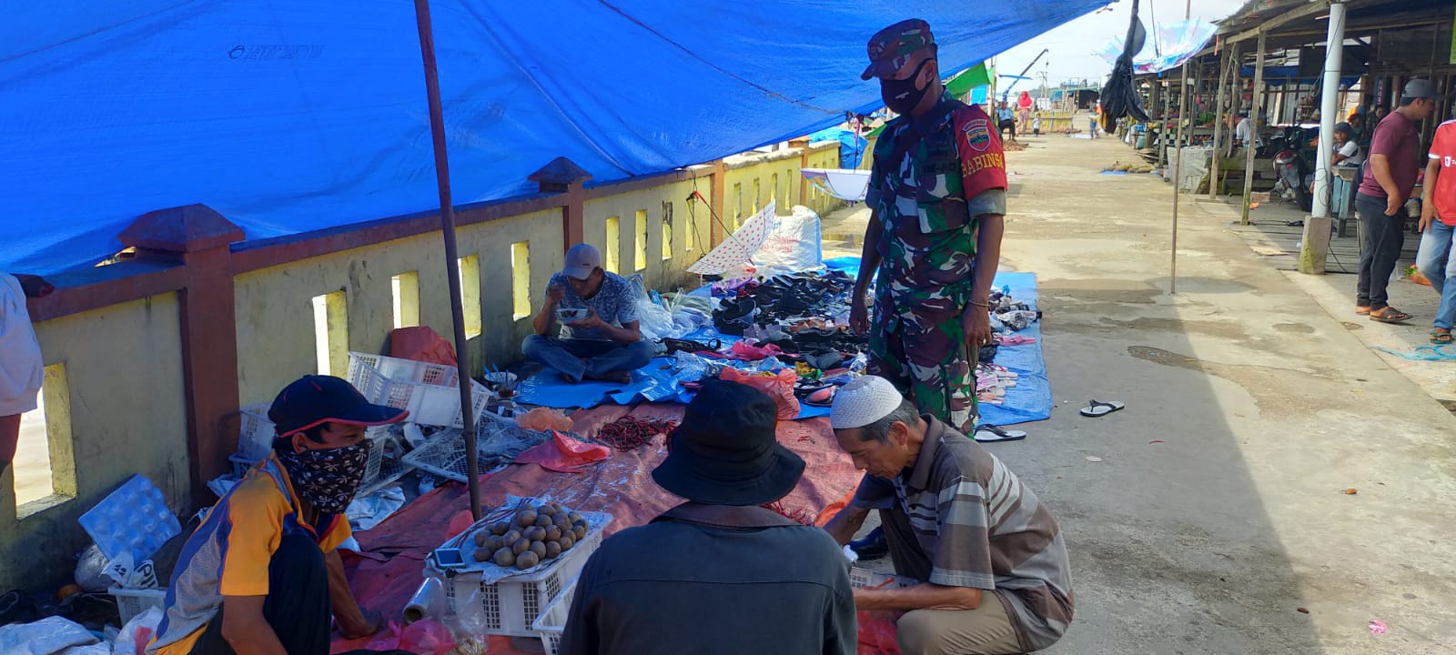 Babinsa 04/Kuindra Komsos dan Ajak Pedagang untuk Patuhi Protkes