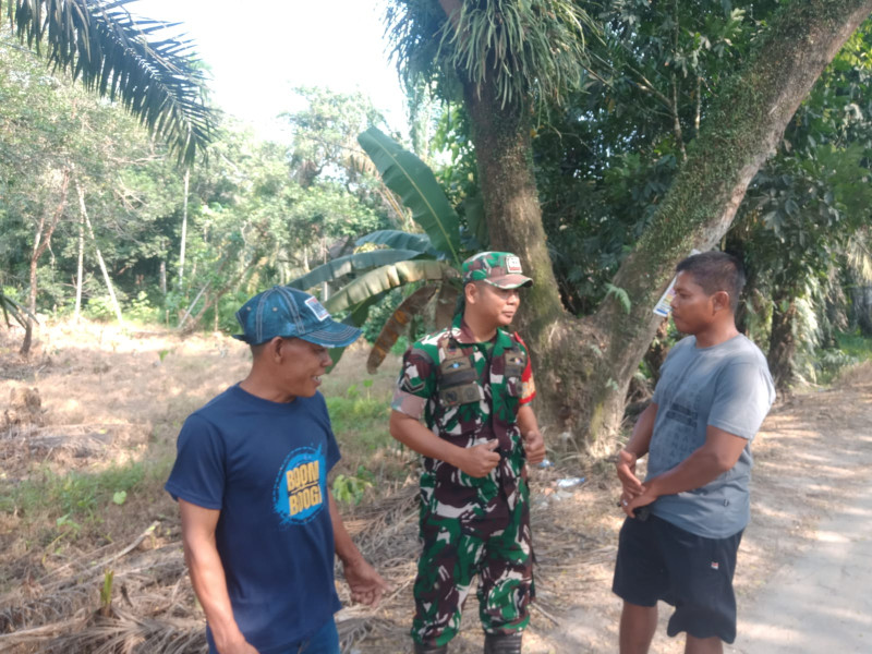 Sambil Patroli Keliling Desa, Babinsa Koramil 03/Tpl Lakukan Komsos Dengan Warga