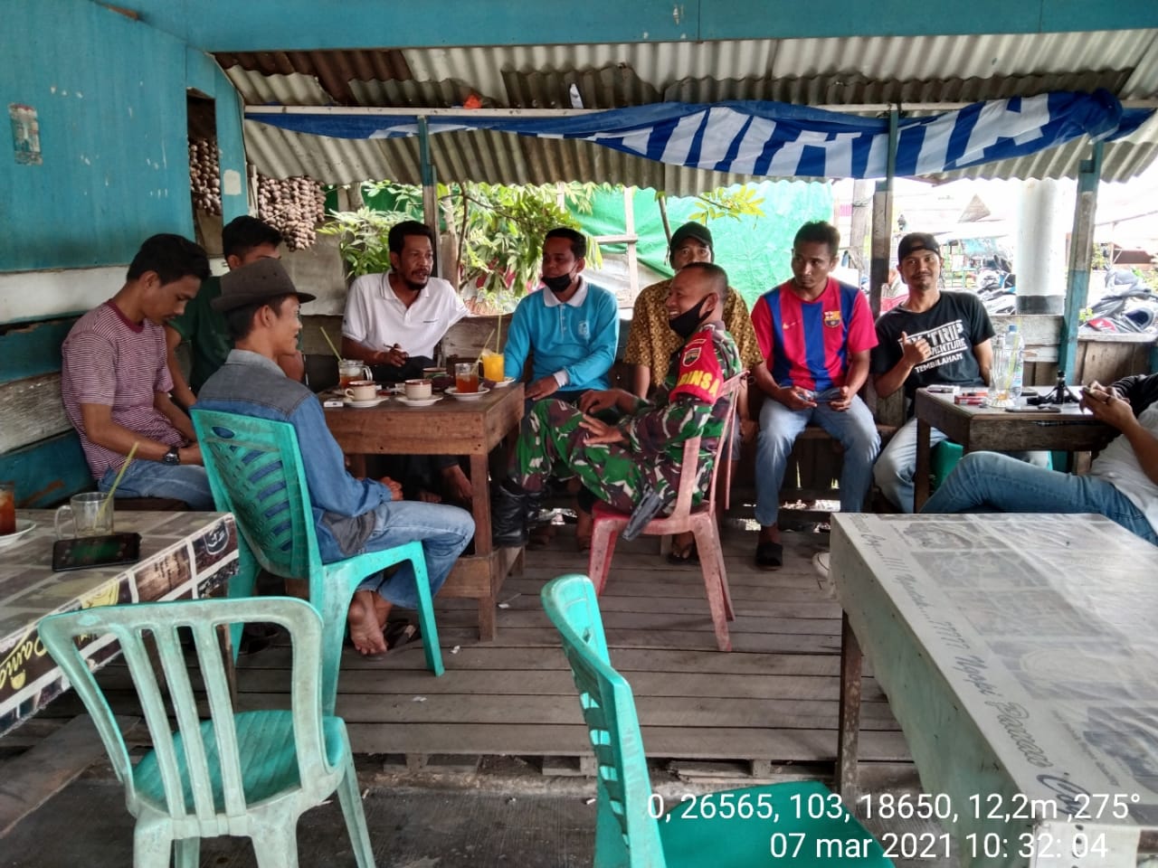 Terus Himbau Warga Patuh Prokes, Serda Safrijon Komsos dengan Warga Sungai Luar