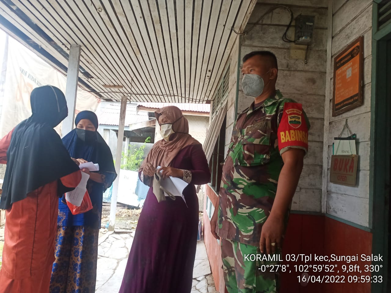 Babinsa 03/Tempuling Terapkan Prokes Dalam Penyaluran BPS Di Kantor Pos