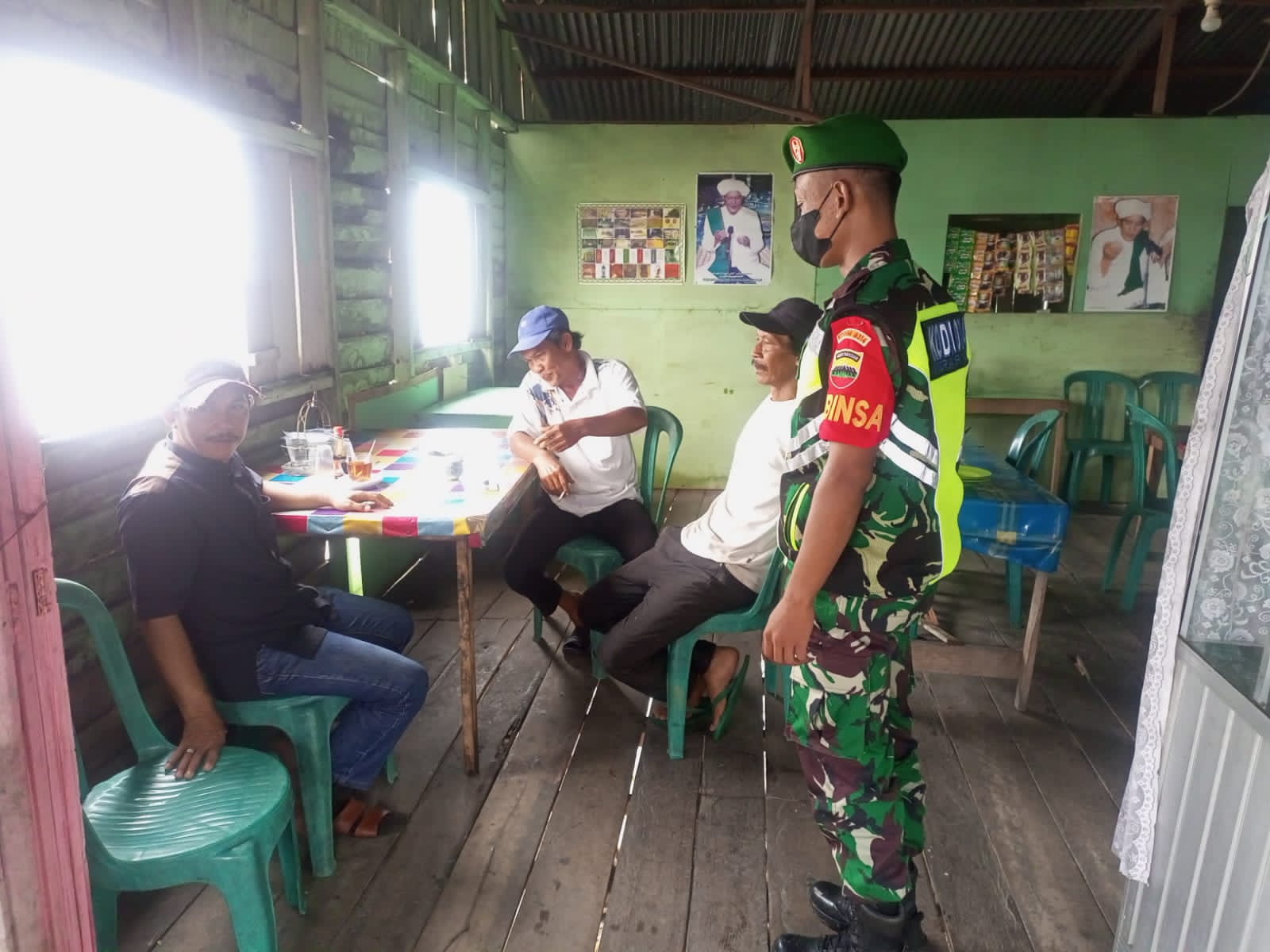 Anggota Koramil 04/Kuindra Tegakkan Disiplin Prokes di Wilayah Kelurahan