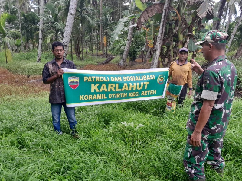 Babinsa Koramil 07/Reteh Laksanakan Patroli dan Sosialisasi Karhutla di Wilayah Pulau Kijang