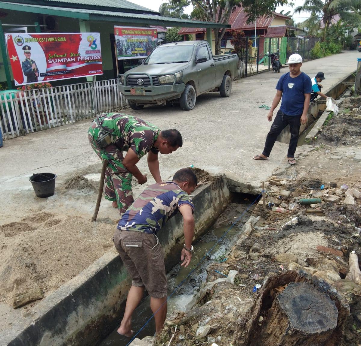 Babinsa 03/Tempuling Bersama Masyarakat Goro Perbaikan Saluran Air