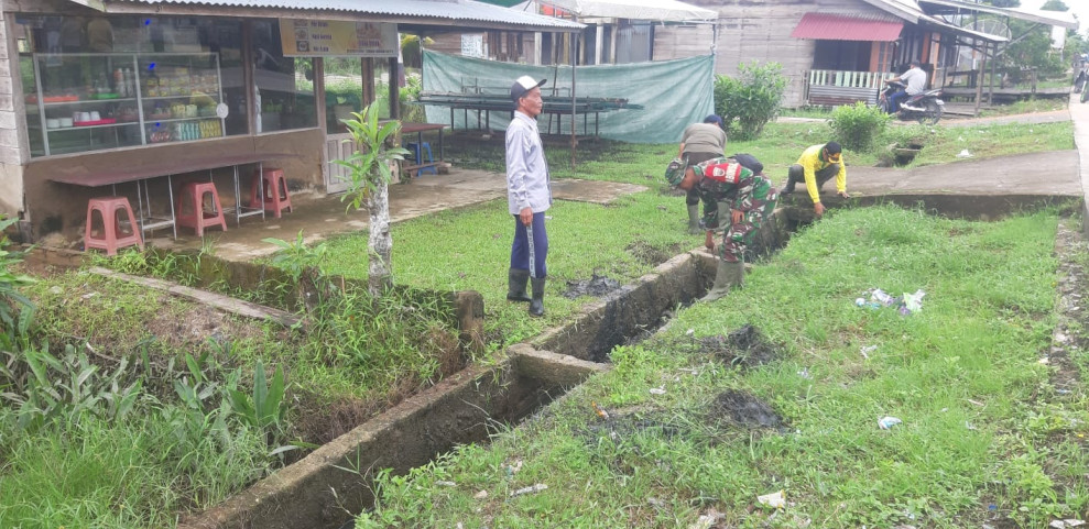 Babinsa Koramil 05/Gas Goro Bersihkan Drainase di Desa Teluk Tuasan